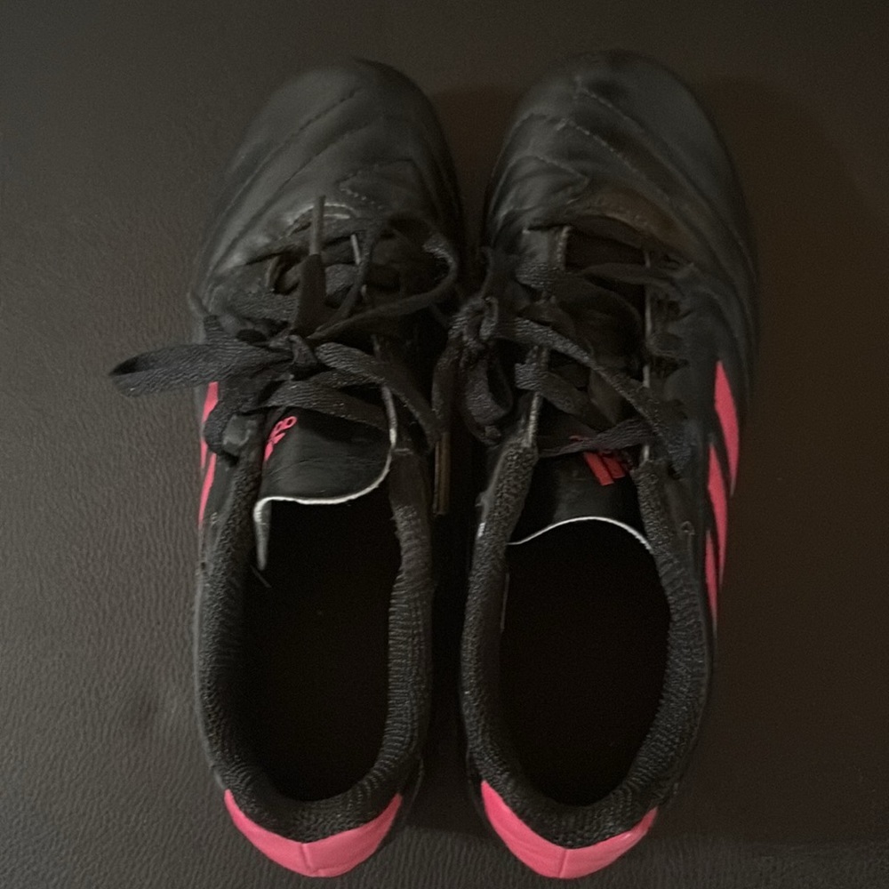 Girls 2.5 Adidas Black and Pink Soccer Cleats - Picture 4 of 6